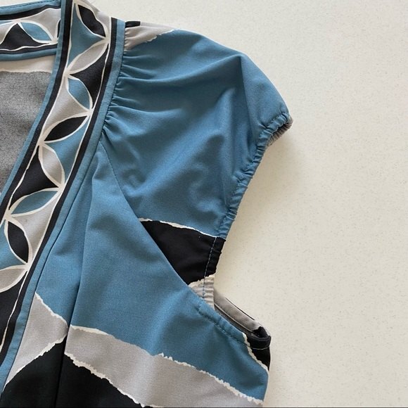 BCBGMaxazria Grey Blue Art Deco V-neck Fitted Blouse Size Small Stretch - Picture 5 of 10